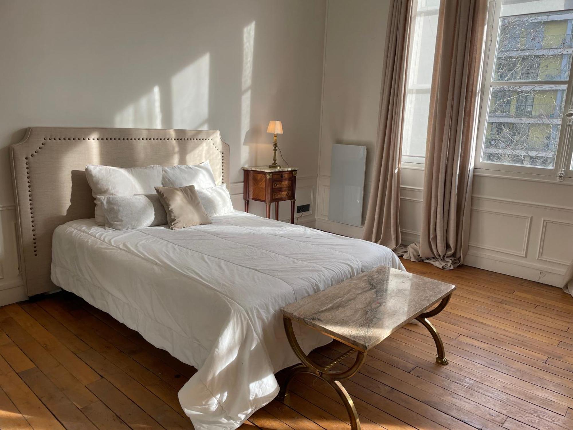 7eme Invalides/ Tour Eiffel 1er Etage Appartement
